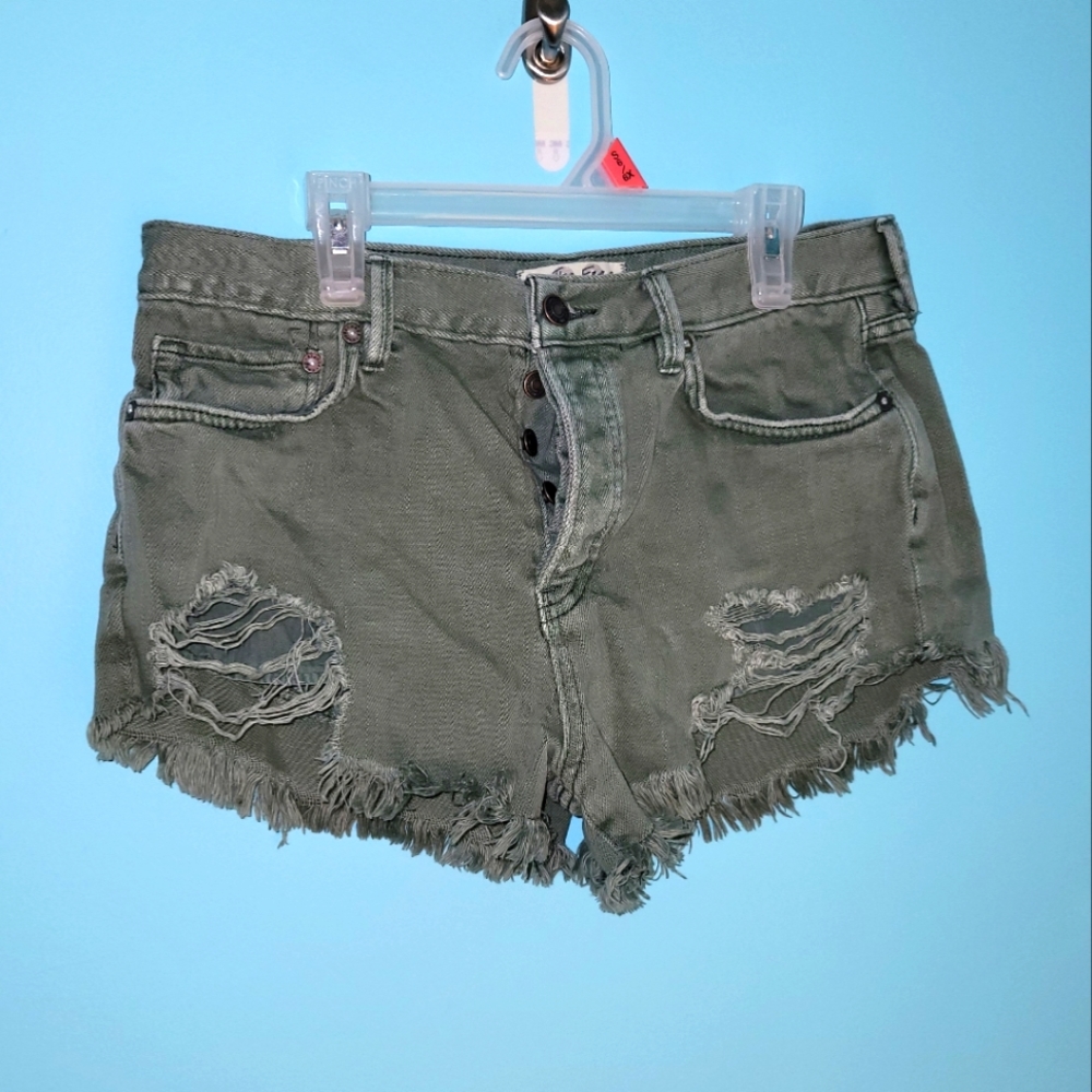 Free People Camo Green Jean Shorts Distressed sz. 28